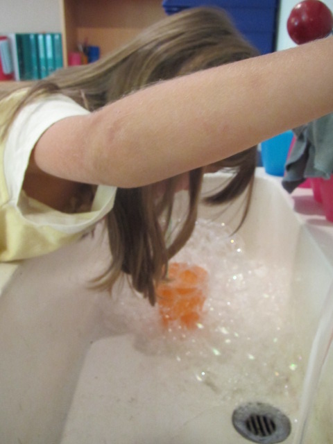 Was geschieht, wenn man mit einem Strohhalm in Seifenwasser bläst?