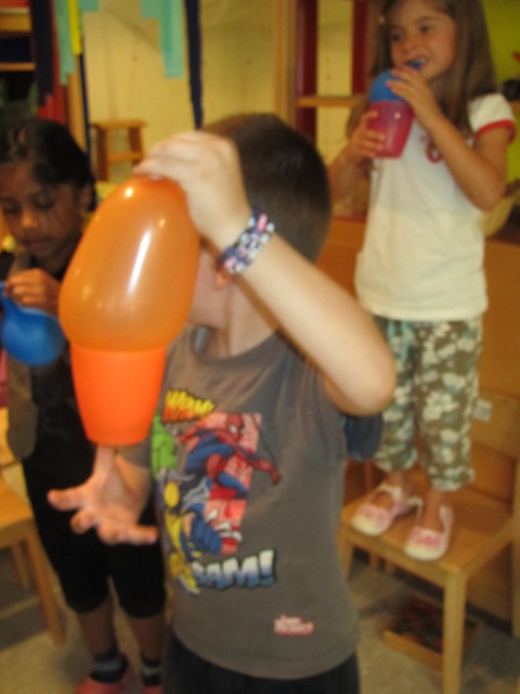 Ein schwebender Becher